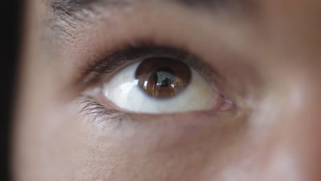 Nahaufnahme-Einer-Jungen-Männlichen-Augenöffnung,-Die-Nach-Oben-Blickt-Und-über-Das-Konzept-Der-Gesunden-Sehkraft-Der-Braunen-Iris-Nachdenkt