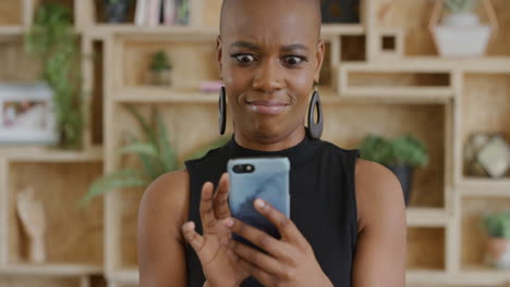 Porträt-Einer-Afroamerikanischen-Frau,-Die-Ihr-Smartphone-Nutzt-Und-Spaß-Daran-Hat,-SMS-Zu-Schreiben-Und-In-Den-Sozialen-Medien-Online-Zu-Surfen,-Die-überrascht-Aussieht,-Wenn-Sie-über-Ihr-Mobiltelefon-Kommuniziert