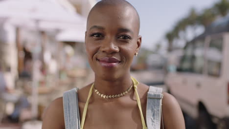 Porträt-Einer-Schönen-Afroamerikanischen-Frau,-Die-Glücklich-Am-Sonnigen-Strand-Lächelt