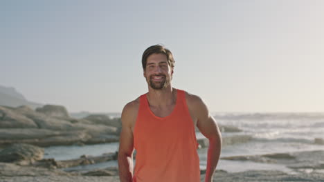 Retrato-De-Un-Hombre-Atractivo-Y-En-Forma-Sonriendo-Confiado-Junto-Al-Mar-Con-Chaleco-Naranja