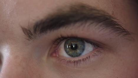 Nahaufnahme-Eines-Schönen-Männlichen-Blauen-Auges,-Das-Nachdenklich-über-Das-Iris-Detailmakro-Blickt