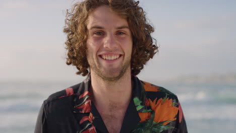 Porträt-Eines-Hübschen-Jungen-Mannes,-Der-Lächelt-Und-Einen-Erfolgreichen-Urlaubsreise-Lebensstil-Am-Sonnigen-Strand-Im-Hawaiihemd-Genießt