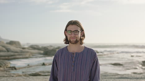 Porträt-Eines-Netten-Mannes-Mit-Brille-Am-Sonnigen-Strand,-Der-Ein-Gestreiftes-Hemd-Trägt