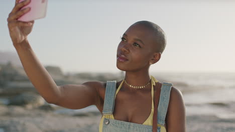 Porträt-Einer-Attraktiven-Afroamerikanischen-Frau,-Die-Am-Strand-Ein-Selfie-Macht