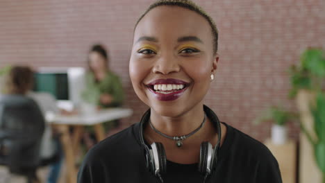 Porträt-Einer-Trendigen-Jungen-Afroamerikanischen-Frau,-Die-Fröhlich-Lächelt-Und-Ein-Start-up-Unternehmen-In-Einem-Modernen-Büroarbeitsplatz-Genießt