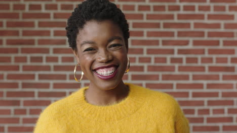 Wunderschönes-Porträt-Einer-Unabhängigen-Afroamerikanischen-Frau,-Die-Fröhlich-Und-Aufgeregt-Lacht-Und-Ein-Gelbes-Trikot-Trägt