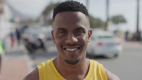 Retrato-De-Un-Atractivo-Hombre-Afroamericano-Sonriendo-Alegre-Mirando-La-Cámara-Disfrutando-De-Las-Vacaciones-De-Verano-En-La-Ciudad-Urbana-Frente-Al-Mar-Guapo-Hombre-Negro-Feliz-Satisfacción