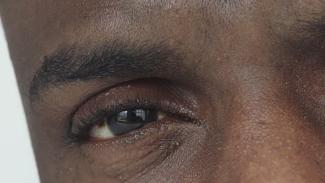 Nahaufnahme-Des-Auges-Eines-Afroamerikanischen-Mannes,-Der-Glücklich-Und-Zufrieden-Auf-Das-Konzept-Der-Kamerareflexion-Schaut