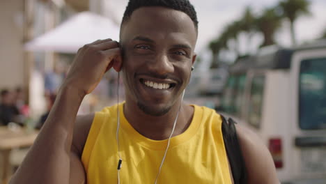 Lächelndes-Porträt-Eines-Attraktiven-Afroamerikanischen-Mannes-Mit-Kopfhörern,-Der-Musik-Hört