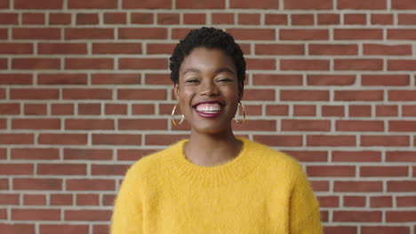 Wunderschönes-Porträt-Einer-Unabhängigen-Afroamerikanischen-Frau,-Die-Fröhlich-Und-Aufgeregt-Lacht-Und-Ein-Gelbes-Trikot-Trägt