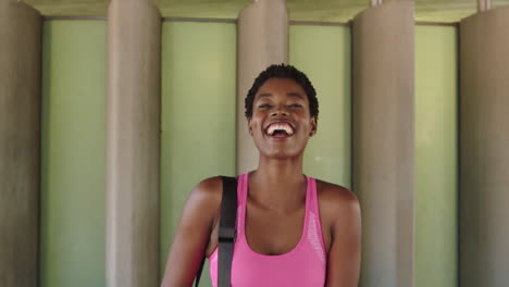 Retrato-De-Una-Joven-Afroamericana-En-Forma-Sonriendo-Feliz-Riendo