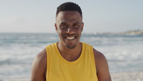 Porträt-Eines-Fitten,-Gutaussehenden-Afroamerikanischen-Mannes,-Der-Glücklich-Lächelt-Und-Den-Sommerurlaub-Am-Strand-Genießt-Und-Eine-Gelbe-Weste-Trägt
