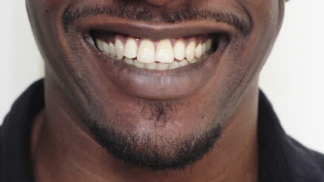 Cerrar-La-Boca-Del-Hombre-Afroamericano-Sonriendo-Alegre-Feliz-Mostrando-Dientes-Blancos-Sanos-Concepto-De-Salud-Dental