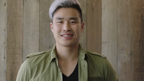 Porträt-Eines-Jungen,-Hübschen-Asiatischen-Mannes-Mit-Cooler-Frisur,-Der-Lächelt-Und-In-Die-Kamera-Blickt