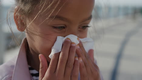 Nahaufnahme-Eines-Kleinen-Mädchens,-Das-Sich-Mit-Einem-Taschentuch-Die-Nase-Putzt.-Junges-Gemischtrassiges-Kind-Mit-Grippe-Im-Freien