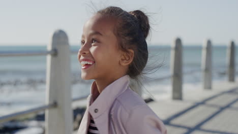 Porträt-Eines-Kleinen-Mädchens,-Das-Aufgeregt-Lachend-Tanzt-Und-Einen-Schönen-Sonnigen-Tag-Am-Strand-Genießt,-Fröhliche-Sommerferien
