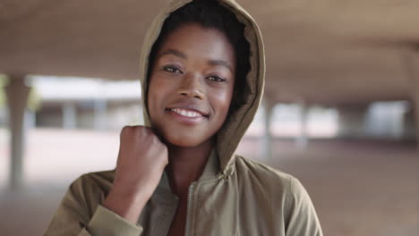 Porträt-Einer-Jungen-Afroamerikanischen-Studentin,-Die-Selbstbewusst-Lächelt-Und-Einen-Kapuzenpullover-Trägt