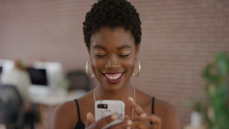 Retrato-Atractiva-Mujer-Afroamericana-Usando-Un-Teléfono-Inteligente-Disfrutando-Navegando-En-Línea-Leyendo-Mensajes-De-Texto-Elegante-Empresaria-Negra-En-Cámara-Lenta