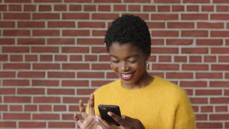 Retrato-De-Una-Atractiva-Y-Elegante-Mujer-Negra-Usando-Un-Teléfono-Inteligente-Sonriendo-Disfrutando-De-Mensajes-De-Texto-Navegando-Por-Las-Redes-Sociales