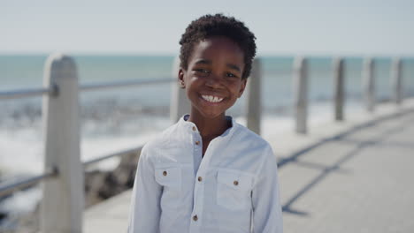 Porträt-Eines-Glücklichen-Afroamerikanischen-Jungen,-Der-Fröhlich-Lächelt-Und-Die-Warmen-Sommerferien-Am-Strand-Genießt.-Serie-Von-Echten-Menschen