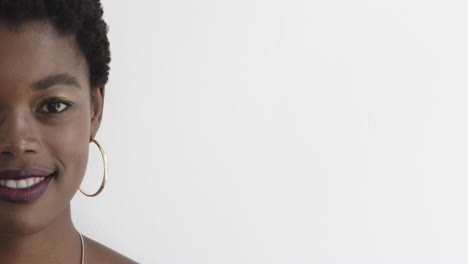 Porträt-Einer-Schönen-Afroamerikanischen-Frau,-Die-Lächelt-Und-Make-up-Kosmetik-Trägt.-Schwarzer-Weiblicher-Halbgesichts-Kopierraum
