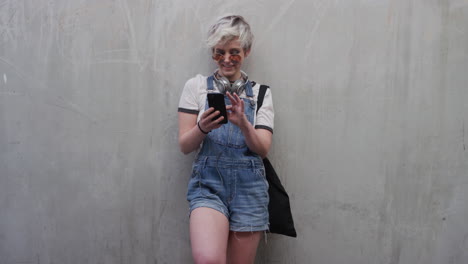 Retrato-Linda-Joven-Usando-Un-Teléfono-Inteligente-Posando-Tomando-Selfie-Foto-Haciendo-Caras-Con-Gafas-De-Sol-Moda-Estilo-Juventud-Urbana