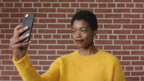 Wunderschönes-Porträt-Einer-Hübschen-Afroamerikanischen-Frau,-Die-Mit-Dem-Telefon-Ein-Selfie-Foto-Macht