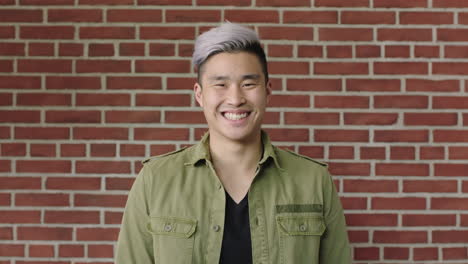 Porträt-Eines-Jungen-Asiatischen-Studenten,-Der-Selbstbewusst-In-Die-Kamera-Lächelt