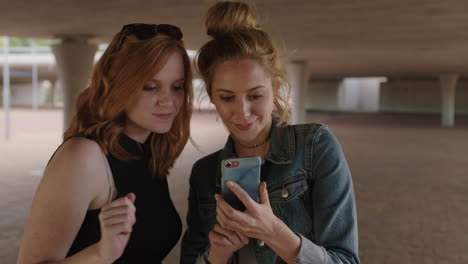 Dos-Hermosas-Mujeres-Jóvenes-Usando-Un-Teléfono-Inteligente-Posando-Para-Una-Foto-Selfie-Haciendo-Caras-Alegres-Y-Divertidas
