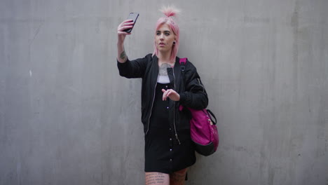 Porträt-Einer-Attraktiven-Jungen-Frau,-Die-Ein-Selfie-Foto-Mit-Der-Smartphone-Kamera-Macht.-Punk-Mädchen,-Das-Es-Genießt,-Online-Kommunikation-Zu-Teilen.-Rosa-Frisur.-Glückliche-Individualität