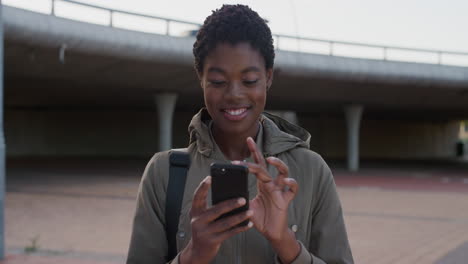 Porträt-Einer-Jungen-Afroamerikanischen-Frau,-Die-Ihr-Smartphone-Nutzt,-SMS-Schreibt-Und-Im-Internet-Surft-Und-Die-Online-Kommunikation-Auf-Dem-Mobiltelefon-In-Zeitlupe-Genießt