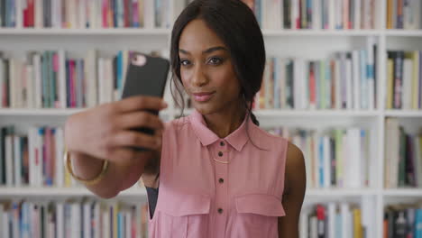 Porträt-Einer-Attraktiven-Afroamerikanischen-Frau,-Die-Ein-Smartphone-Benutzt-Und-Ein-Selfie-Foto-Macht,-Lächelnd-Und-Selbstbewusst-Und-Genießt-Die-Handy-Kamera-Technologie,-Echte-Menschen-Serie