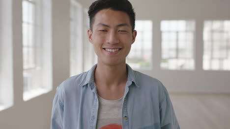 Nahaufnahme-Porträt-Eines-Jungen-Asiatischen-Mannes,-Der-Lächelt-Und-Die-Wahl-Eines-Unabhängigen-Lebensstils-In-Einer-Neuen-Wohnung-Genießt