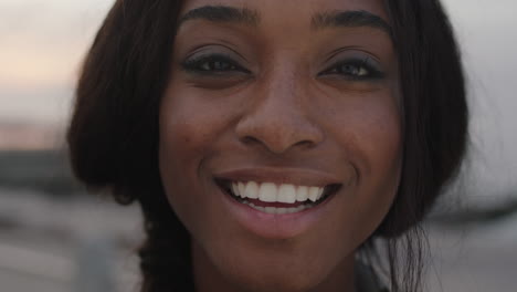 Primer-Plano-Retrato-De-Una-Hermosa-Mujer-Afroamericana-Mirando-A-La-Cámara-Sonriendo-Alegre