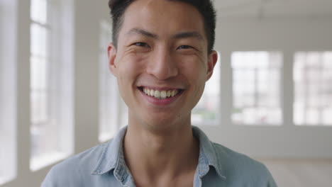 Nahaufnahme-Porträt-Eines-Jungen-Asiatischen-Mannes,-Der-Lächelt-Und-Die-Wahl-Eines-Unabhängigen-Lebensstils-In-Einer-Neuen-Wohnung-Genießt
