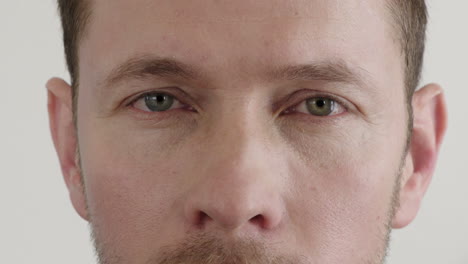 Nahaufnahme-Eines-Kaukasischen-Mannes-Mit-Offenem-Gesicht-Und-Blick-In-Die-Kamera,-Nachdenklich-Nachdenklich-Auf-Weißem-Hintergrund