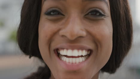 Nahaufnahme-Eines-Porträts-Einer-Glücklichen-Afroamerikanischen-Frau,-Die-Lacht-Und-Einen-Erfolgreichen-Lebensstil-Genießt.-Aufgeregte-Schwarze-Weibliche-Schönheit,-Echte-Menschenserie