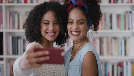 Retrato-Hermosas-Hermanas-Gemelas-Hispanas-Usando-Un-Teléfono-Inteligente-Tomando-Una-Foto-Selfie-Posando-Haciendo-Muecas-Disfrutando-De-La-Diversión-Juntas-Sonriendo-Feliz-Tecnología-De-Cámara-De-Teléfono-Móvil