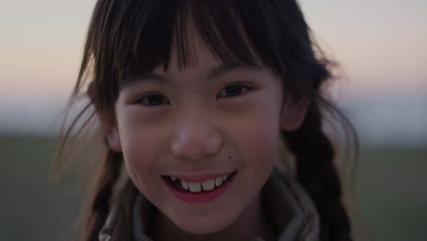 Nahaufnahmeporträt-Eines-Süßen-Asiatischen-Mädchens,-Das-Fröhlich-Lächelt-Und-Einen-Schönen-Sommerurlaub-Im-Park-Am-Meer-Genießt