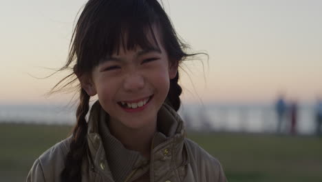 Porträt-Eines-Kleinen-Asiatischen-Mädchens,-Das-Fröhlich-Lacht-Und-Schöne-Sommerferien-Im-Küstenpark-Genießt