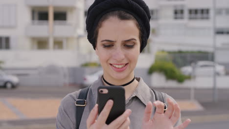 Retrato-Hermosa-Joven-Adolescente-Usando-Un-Teléfono-Inteligente-Enviando-Mensajes-De-Texto-A-Una-Mujer-Musulmana-En-Un-Teléfono-Móvil-Navegando-En-Línea-Enviando-Mensajes-A-Cámara-Lenta