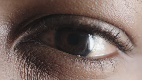 Nahaufnahme-Des-Auges-Eines-Afroamerikanischen-Mannes,-Der-Blinkende-Optische-Details-Sieht