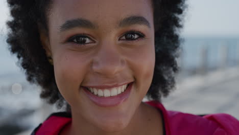 Nahaufnahme-Einer-Süßen-Afroamerikanischen-Frau,-Die-Fröhlich-Lächelt-Und-Einen-Glücklichen-Lebensstil-Genießt.-Schöne-Schwarze-Studentin,-Afro-Frisur,-Serie-Echter-Menschen