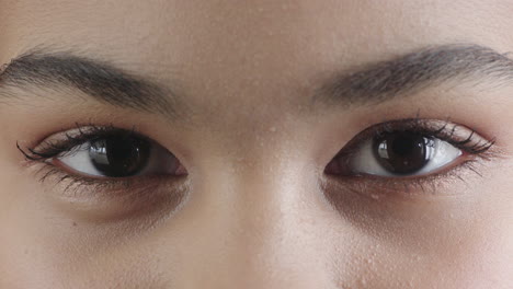 Nahaufnahme-Einer-Frau-Mit-Braunen-Augen,-Die-Sich-öffnet-Und-In-Die-Kamera-Blickt,-Die-Make-up-Kosmetik-Trägt