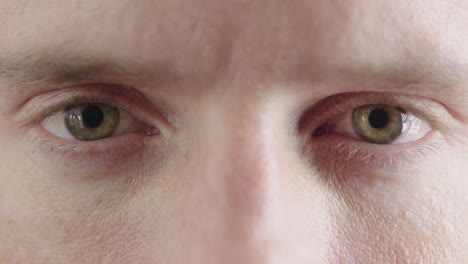 Nahaufnahme-Eines-Mannes-Mit-Grünen-Augen,-Der-Sich-öffnet,-Ein-Kaukasischer-Mann,-Der-Wach-Ist-Und-Auf-Das-Iris-Fokus-Makro-Der-Kamera-Blickt