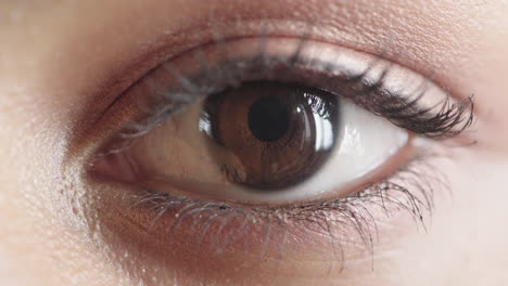 Nahaufnahme-Porträt-Frau-Auge-Blinzelt-Schöne-Menschliche-Iris-Detail-Natürliche-Schönheit-Optische-Gesundheit
