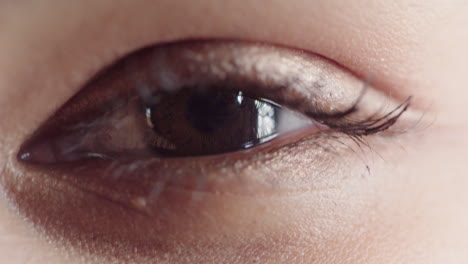 Nahaufnahme-Des-Menschlichen-Auges,-Das-Die-Optische-Schönheit-Der-Iris-öffnet