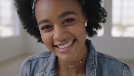 Junge-Afroamerikanische-Frau-Porträt-Eines-Süßen,-Trendigen-Schwarzen-Mädchens,-Das-Fröhlich-Lächelt-Und-Einen-Positiven-Lebensstil-Genießt