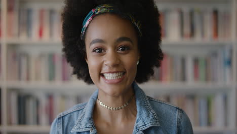Nahaufnahme-Eines-Porträts-Einer-Schönen-Jungen-Afroamerikanischen-Frau,-Die-Glücklich-Lacht-Und-Einen-Erfolgreichen-Bildungslebensstil-Genießt,-Afro-Frisur,-Zeitlupen-Bücherregal-Hintergrund