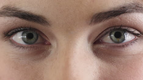 Nahaufnahme-Einer-Kaukasischen-Frau-Mit-Blauen-Augen,-Die-Sich-überrascht-öffnet,-Make-up-Trägt-Und-Erstaunt-Aussieht,-Schockiert,-Wimperntusche,-Kosmetik,-Optische-Gesundheit